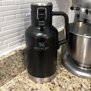 Like new Stanley stainlesss growler 64oz matte black